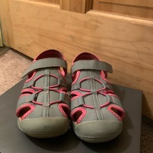 Pink and grey little girl bungee shoes